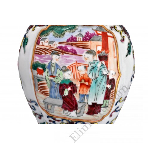 1509  A Qing period export Fencai pair vases
